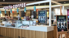 COSTA COFFEE wzmacnia obecność w Toruniu Zakupy, LIFESTYLE - Mieszkańcy Torunia mogą już rozkoszować się aromatyczną kawą na bazie legendarnej mieszanki Mocha Italia w kolejnym lokalu COSTA COFFEE. Pod koniec maja kawiarnia z serca Londynu zawitała do centrum handlowego Atrium Copernicus.