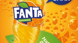 Nowa FANTA - więcej soku! Zakupy, LIFESTYLE - FANTA, jeden z najpopularniejszych napojów o smaku owocowym, wprowadza nową, „zakręconą” butelkę inspirowaną orzeźwiającą pomarańczą. Nowa, jeszcze bardziej pomarańczowa FANTA to idealny partner letnich wycieczek i spotkań nastolatków.