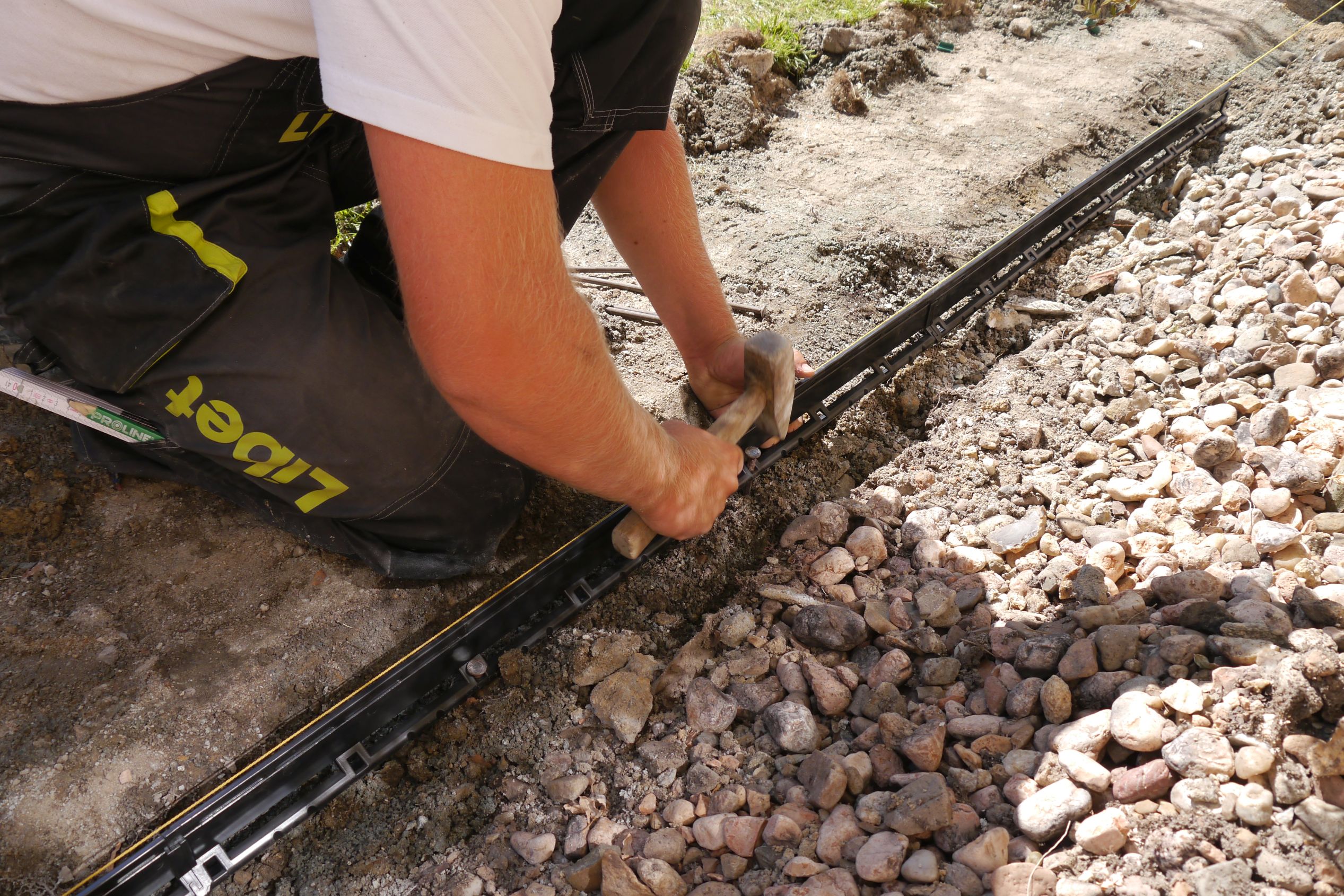 Jak właściwie zamontować obrzeża Libet Bord i dlaczego warto je stosować? , Libet - Wykonane z tworzywa sztucznego obrzeża Libet Bord to prosty sposób na atrakcyjne wykończenie nawierzchni brukowanej, żwirowej czy trawiastej. Sprawdzą się też jako listwy dylatacyjne oraz elementy umożliwiające estetyczne zabezpieczenie drzew i krzewów. Ekspert firmy Libet wyjaśnia, czym wyróżnia się ten innowacyjny produkt i jak go zamontować.