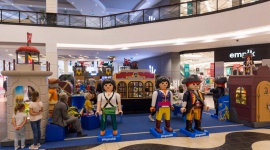 Magnolia opanowana przez piratów. Trwa wystawa PLAYMOBILE Zakupy, LIFESTYLE - Do końca wakacji w Magnolia Park można oglądać niezwykłą wystawę ze świata PLAYMOBIL. Wśród uwielbianych przez dzieci postaci spotkać można piratów, farmerów, a nawet wróżki. Nietypowa wystawa to również interaktywne gabloty z ruchomymi elementami. Wstęp wolny!