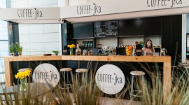 Coffee-jka w Bytomiu już otwarta Zakupy, LIFESTYLE - Do grona najemców Agory Bytom właśnie dołączyła Coffee-jka. Kawiarnia urozmaiciła bogatą ofertę restauracyjną największej galerii w Bytomiu, która teraz składa się z prawie 20 lokali. Coffee-jka znajduje się na poziomie +2.