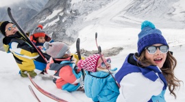 Reima - marka, która uczy kochać naturę od 75 lat Zakupy, LIFESTYLE - W marcu 2018 Reima, oferująca odzież outdoorową dla dzieci, uruchomiła program Reima Play, w ramach którego ubrania stają się usługą opłacaną abonamentowo. Marka spełnia w ten sposób oczekiwania rynku i propaguje aktywny styl życia. Czy innowacje gwarantują sukces w branży?