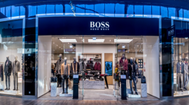 BOSS Outlet już we Wrocław Fashion Outlet Zakupy, LIFESTYLE - Pierwszy Outlet BOSS w Polsce Zachodniej: BOSS Outlet działa od 6 grudnia we Wrocław Fashion Outlet. We wnętrzach jedynego modowego outletu Dolnego Śląska znajdziemy wiele stylowych inspiracji dla fanów wyrafinowanych i nowoczesnych kolekcji