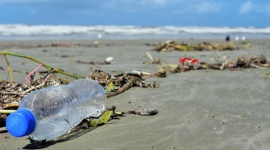 Młodzi kontra plastik